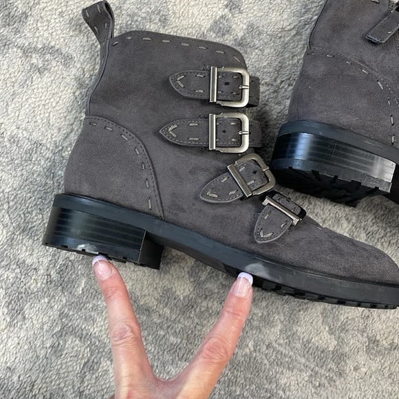 New Aerosoles Aware Arezzo Buckle Ankle Boots Booties Grey Gray Moto Sz 5 - Picture 10 of 16